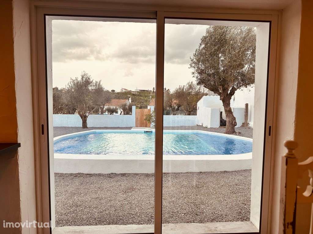 Moradia T2, inserida em lote com 1125 m2 com piscina, em Santiago M... - Grande imagem: 5/40