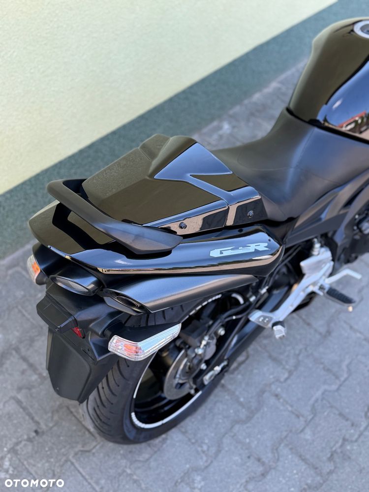 Suzuki GSR - 12