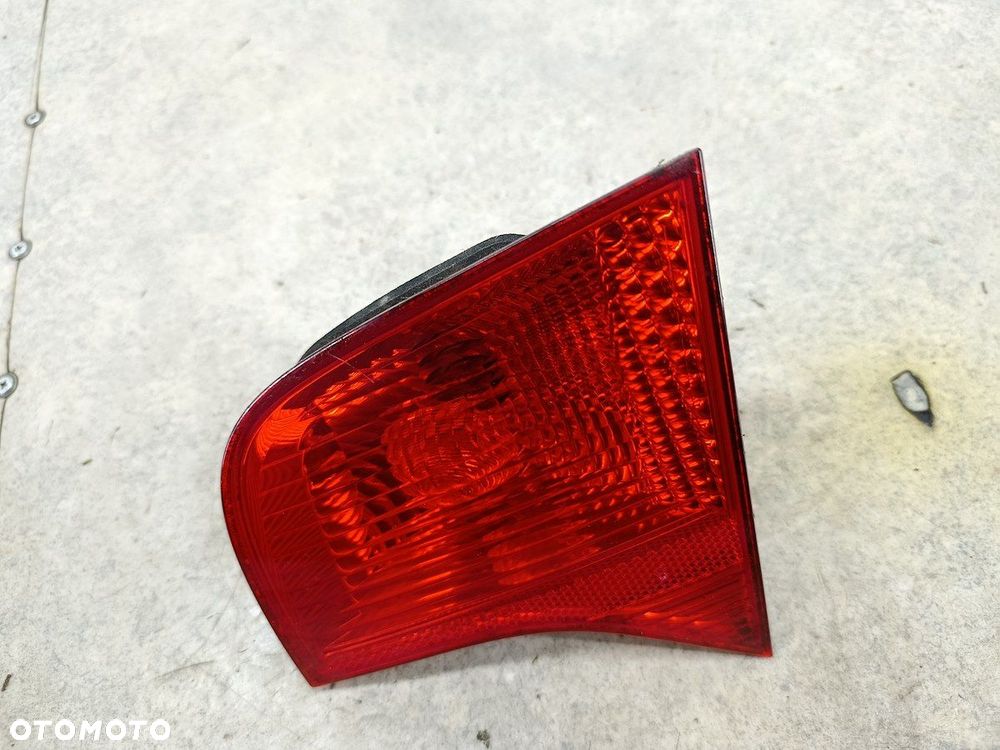 LAMPA TYLNA PRAWA W KLAPE AUDI A4 B7 8E5945094A HELLA SEDAN - 2