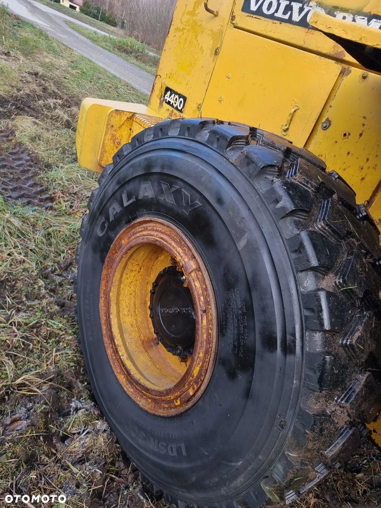 Volvo BM 4400 Ładowarka Fadroma Sprowadzona z Norwegii Widły Łyżka Bocian Wysięgnik! Aktualne badania w DEKRA! Oryginał zadbana Bez luzów i wycieków Potężna Moc. Nie pracowała w Kraju! 6 cylindrów pneumat Hamulec Opony jak Nowe - 7