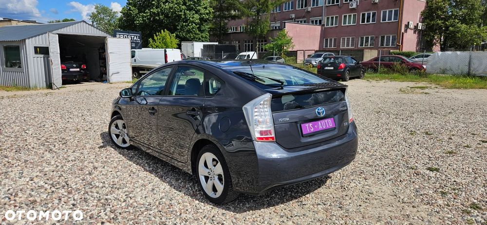 Toyota Prius (Hybrid) - 4