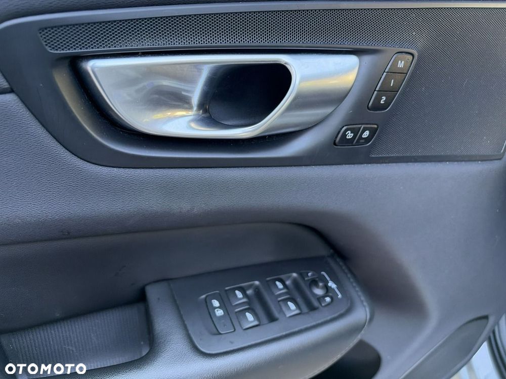 Volvo XC 60 B4 B Plus Dark - 12