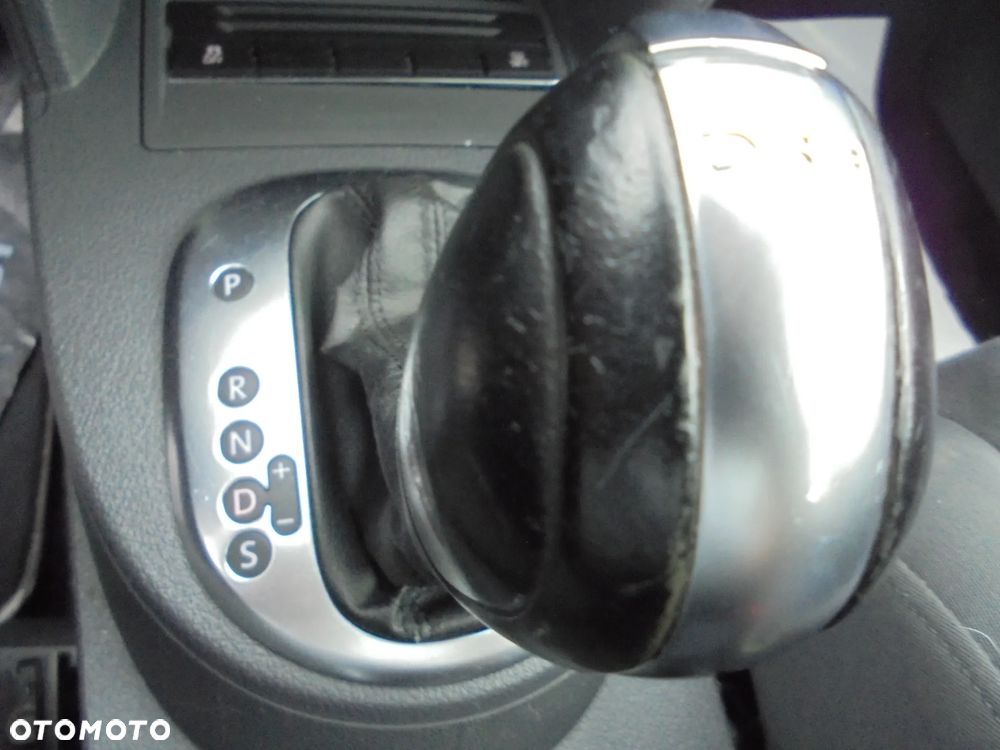 Volkswagen Touran 2.0 TDI DPF BlueMotion Technology DSG Highline - 26