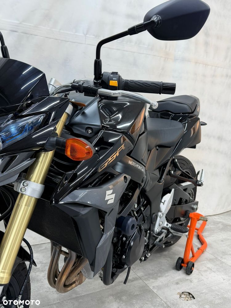 Suzuki GSR - 15