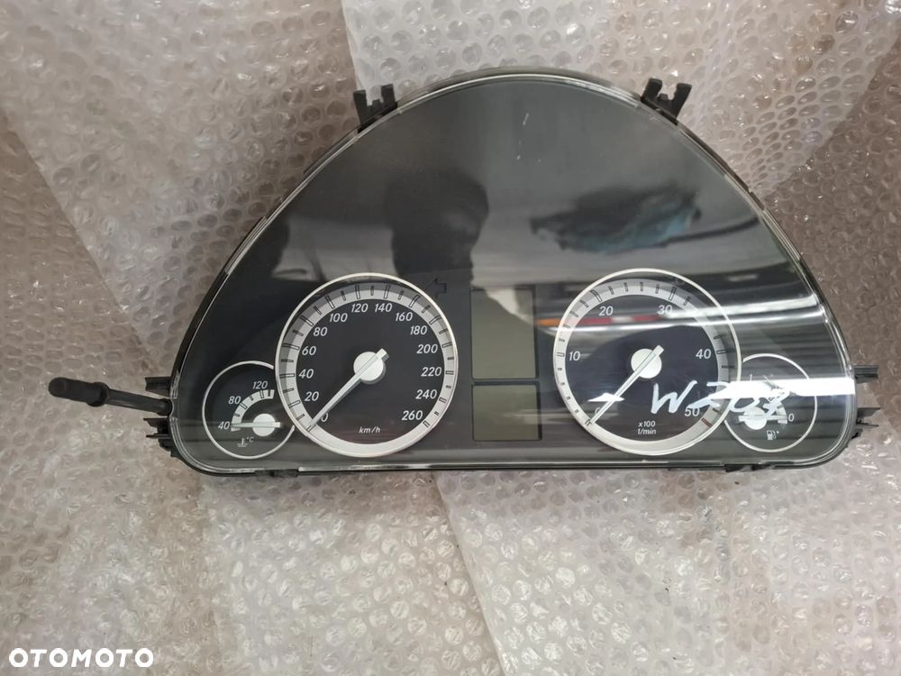 LICZNIK MERCEDES W203 - 1