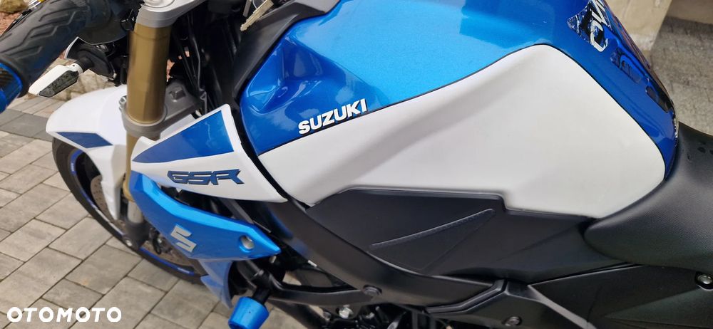 Suzuki GSR - 6