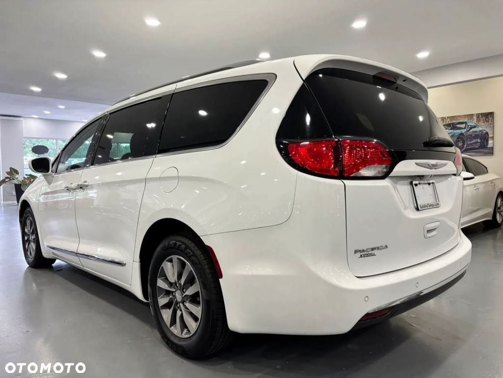 Chrysler Pacifica - 5
