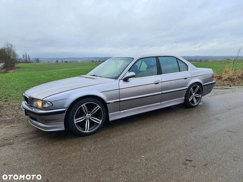 BMW Seria 7 740i V8 - 1
