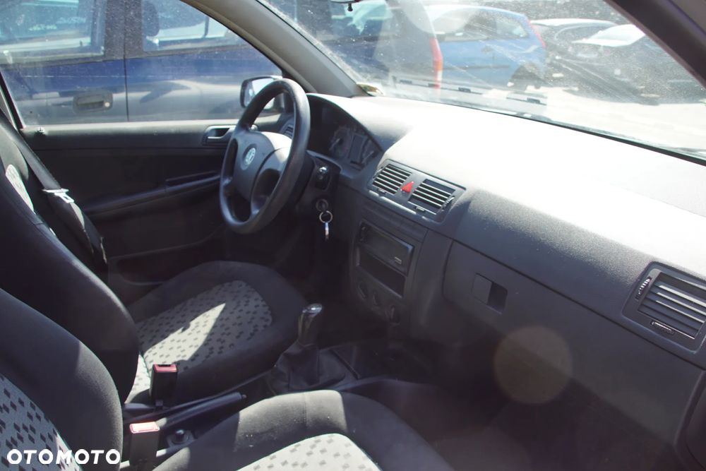 Auto na części - Skoda Fabia I Lift 1.2 12V 64 KM AZQ GSB LF7T 2005R Silnik Skrzynia Drzwi Maska Błotnik Zderzak Klapa Lampa Lusterko Klamka Szyba Deska Kokpit Sterownik Moduł Czujnik Licznik Panel Kierownica - 15