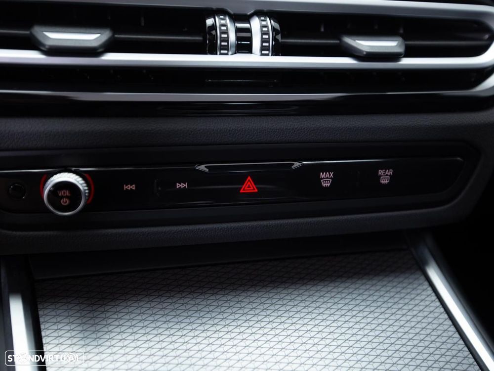 BMW 320 e Pack Desportivo M Auto - 25