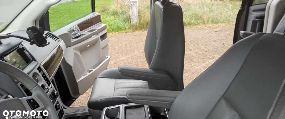 Chrysler Town & Country - 8