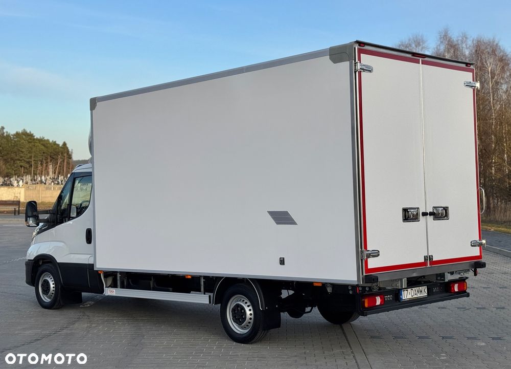 Iveco Daily 2022r‼️35S18‼️ 3.0 HI-MATIC Kontener 9 Palet Niski przebieg ‼️TEMPOMAT Aktywny Full LED Salon Polska Poduszki Pneumatyczne 4.50x2.20x2.20 z tyłu drzwi NAVI 3.5T Bogata Wersja Lekka zabudowa - 7
