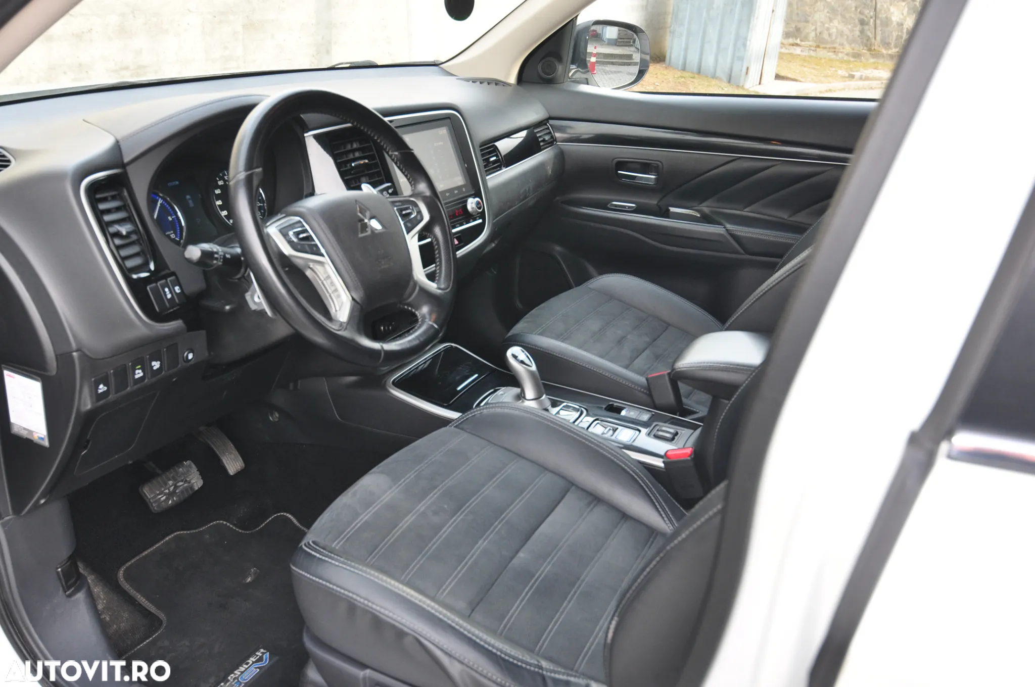 Mitsubishi Outlander 2.4 4WD Plug-In Hybrid - 6