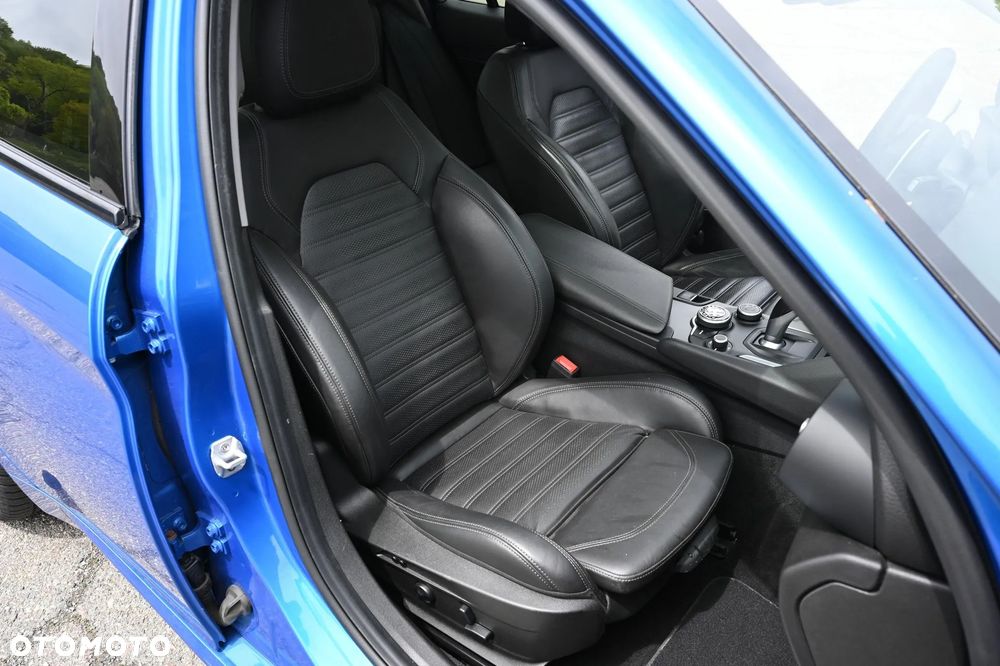 Alfa Romeo Giulia 2.0 Turbo 16V AT8-Q4 Veloce Ti - 29