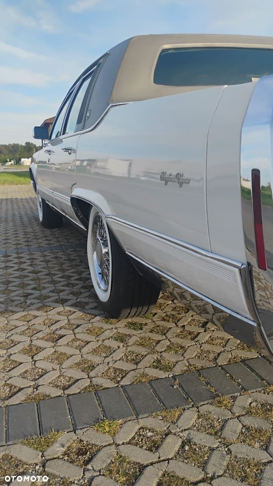 Cadillac Brougham - 4