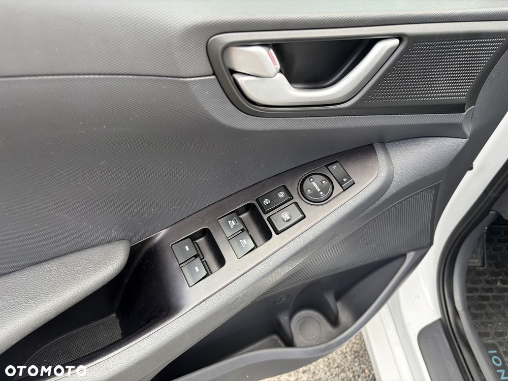 Hyundai IONIQ - 10