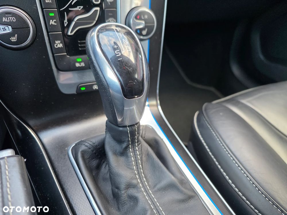 Volvo V40 D4 Drive-E R-Design Kinetic - 22