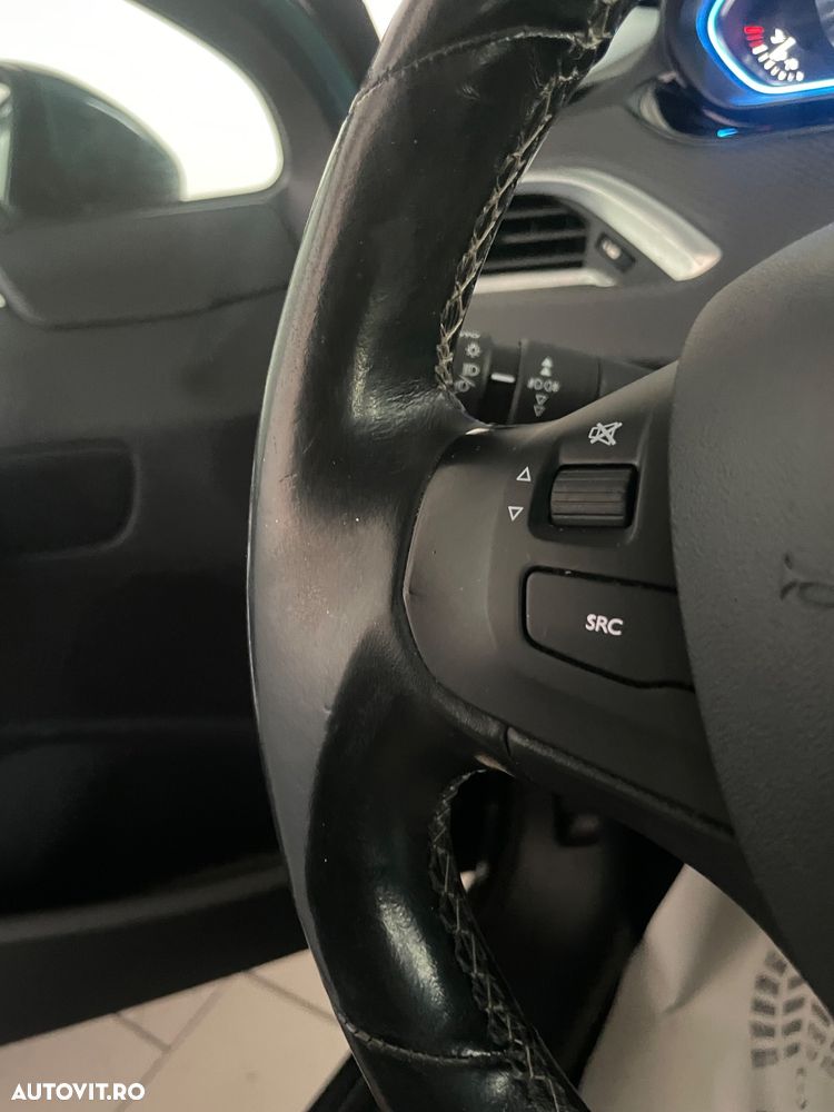 Peugeot 2008 1.2 PureTech Turbo Allure - 17