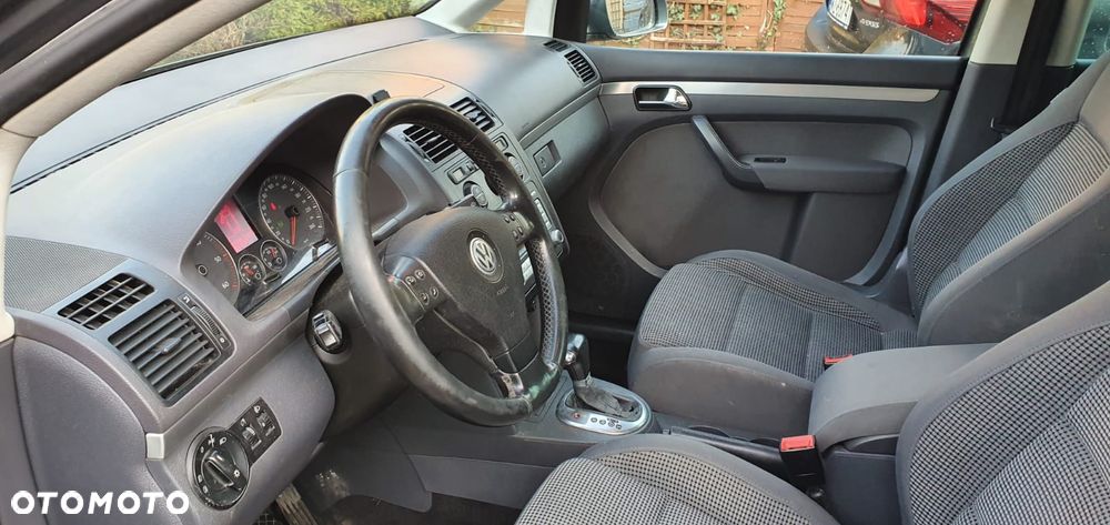 Volkswagen Touran 2.0 TDI Highline DSG - 11