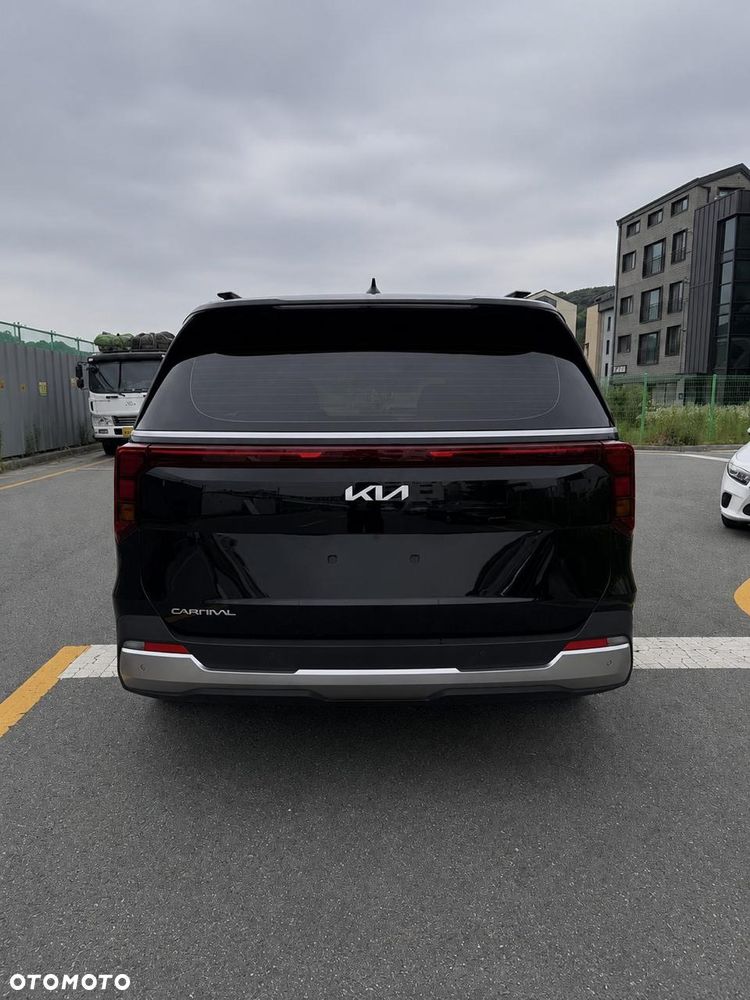Kia Carnival - 4