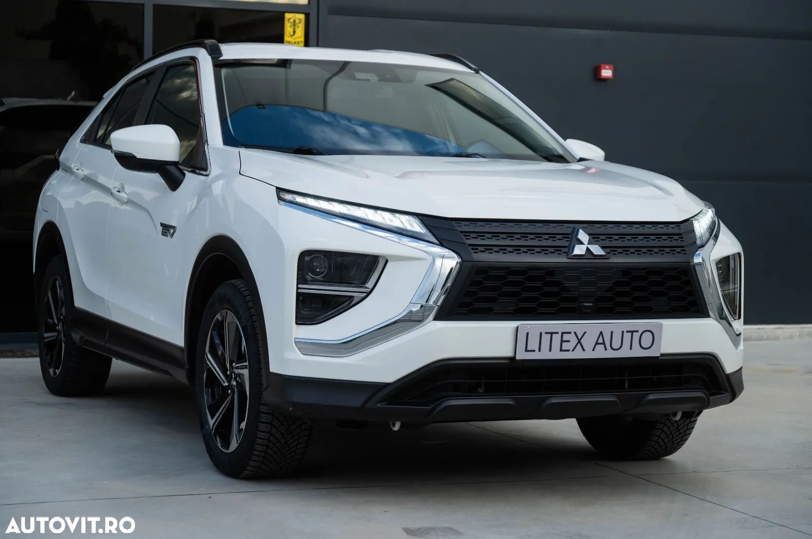 Mitsubishi Eclipse-Cross Plug-In Hybrid 4WD Intro Edition - 1