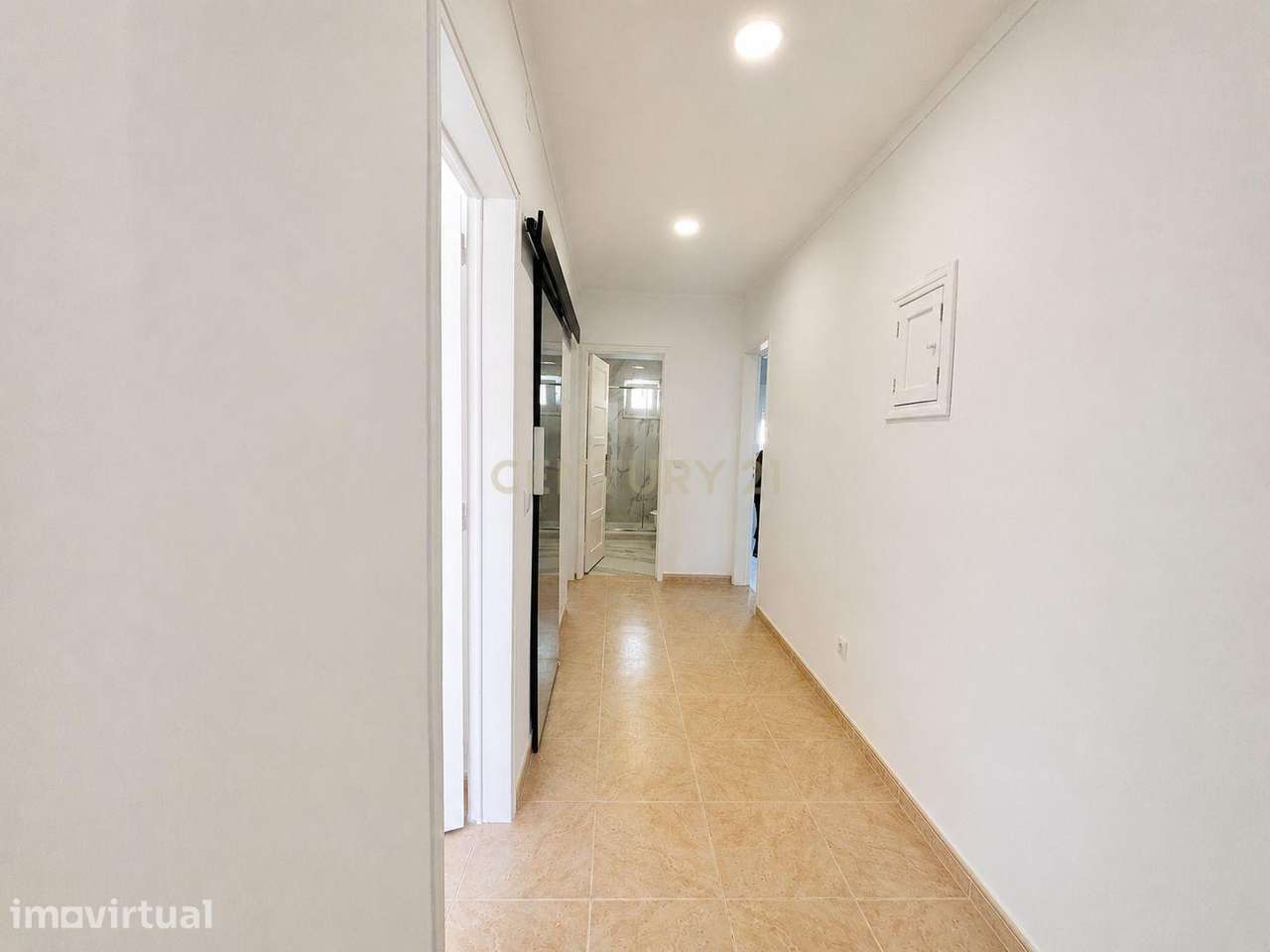 Arrendamento T2 Renovado em Almada com Varanda e Luz Natural - Grande imagem: 4/11