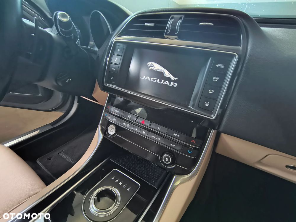 Jaguar XE 2.0 D AWD Prestige - 19