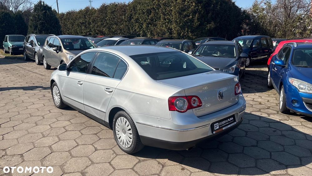Volkswagen Passat 1.6 FSI Comfortline - 6
