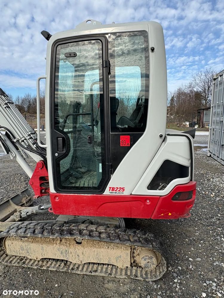 Takeuchi TB225 - 12