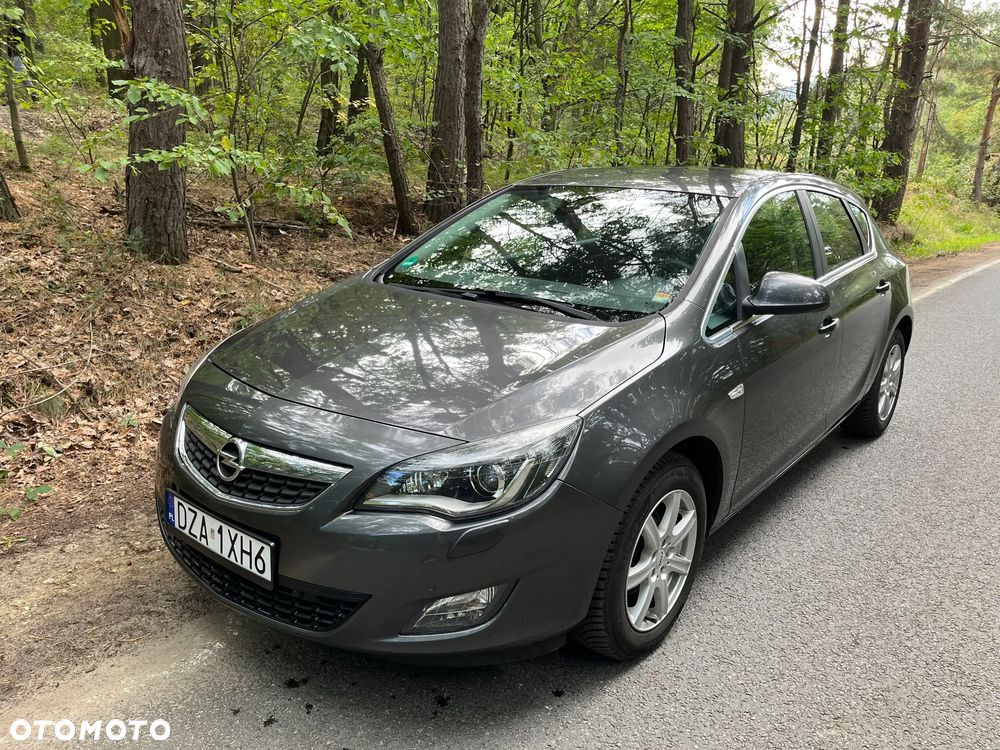 Opel Astra 2010 photo 2