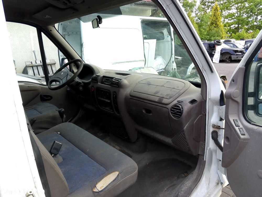 Renault Master II Przed Lift (97-03r.) 2.8 DTI R4 8V 114KM. Silnik S9W 702 (S9W702),  S9W 700 (S9W700) Skrzynia PF1 013 (PF1013),  C 118062 (C118062) lakier 389,  0389 .Cały na części. GWARANCJA !!! Przód Tył Zestaw Komplet Drzwi Klapa Zderzak Błotnik Maska Grill Atrapa Szyba Pas Lampa Lusterko Boczki Fotel Kanapa Kokpit Deska Rozdzielcza Przełącznik Włącznik Sterownik Przewody Wiązka Instalacja Moduł Komputer Czujnik Listwa Pompa Alternator Wtryski Głowica Rozrusznik Kompresor Sprzęgło Dwumas Silnik Skrzynia ABS Klimatyzacji Paliwa Wspomagania Kolektor Turbina Przepustnica Zawór Chłodnica Koło Hak Belka Sanki Zawieszenie Mcpherson Półoś Amortyzator Wydech Tłumik Zacisk Most - 11