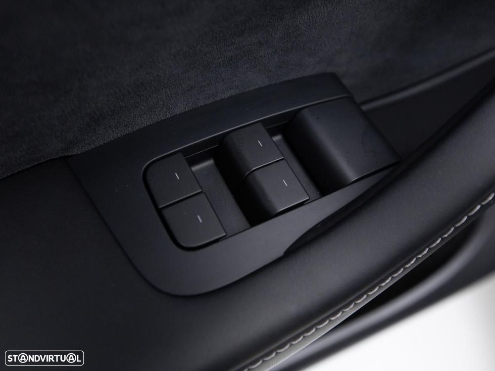 Tesla Model Y Long Range Dual Motor AWD — fotografia 17