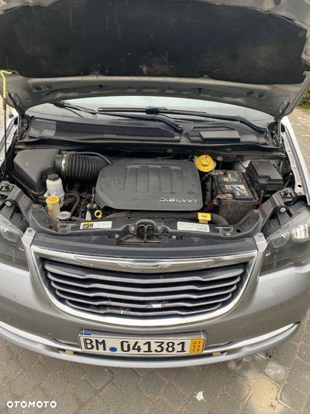 Chrysler Town & Country - 7