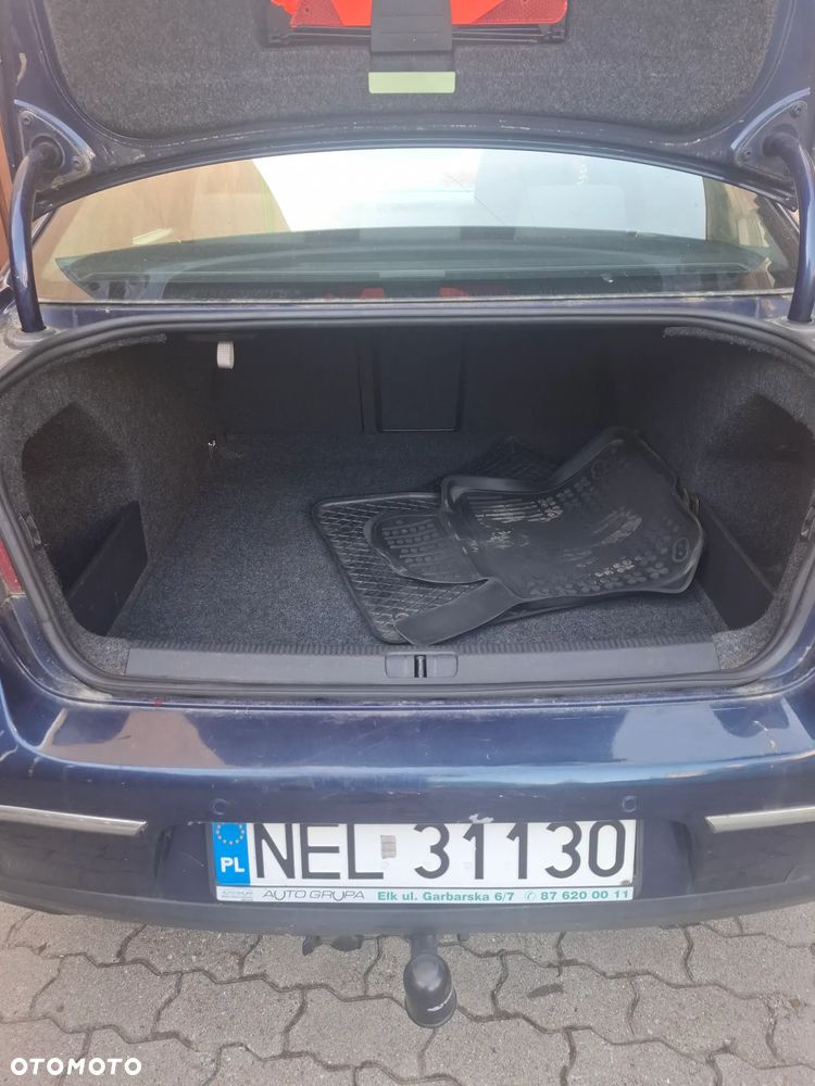 Volkswagen Passat 1.6 FSI Comfortline - 5