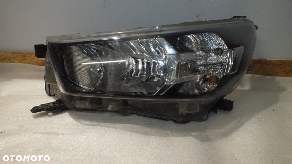 Lampa przednia lewa Toyota Hilux VIII Lift zwykła - 1