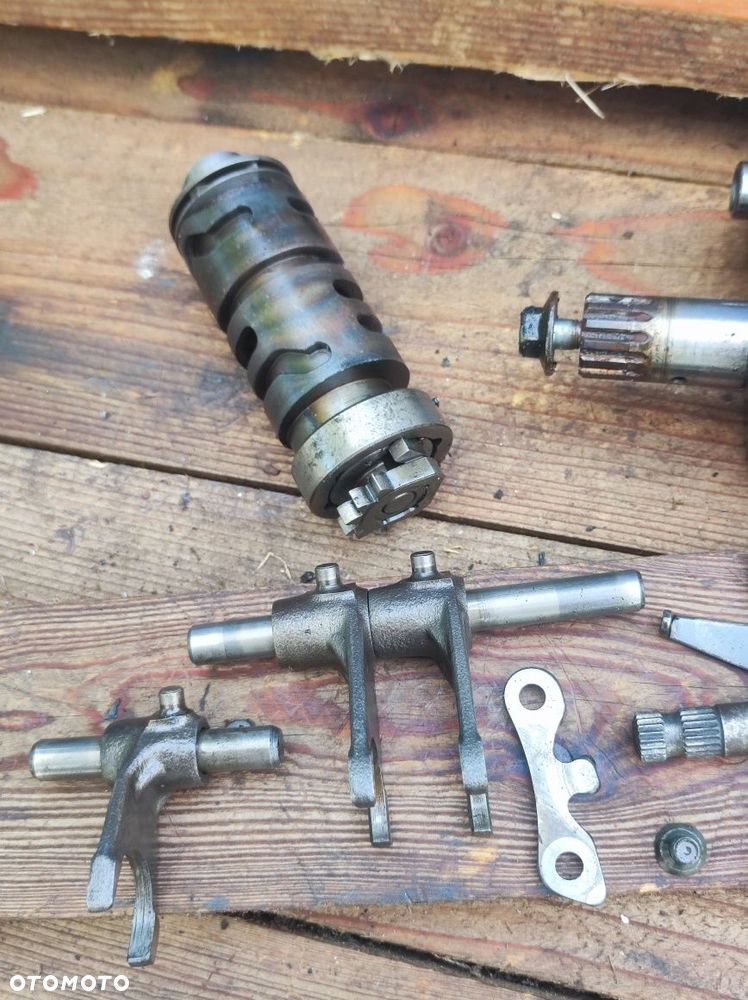 Skrzynia biegów Suzuki GN 125 DR 125 GZ 125 komplet wałki bęben wodziki OEM - 15