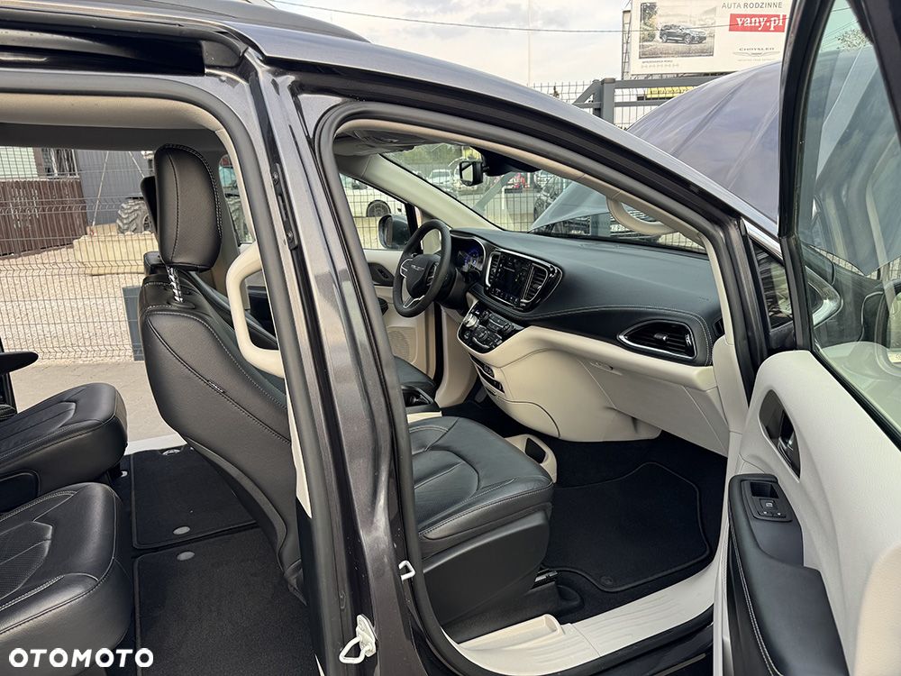 Chrysler Pacifica - 12