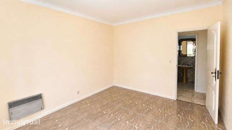 Apartamento T2 com garagem São Domingos Benfica - Grande imagem: 2/12