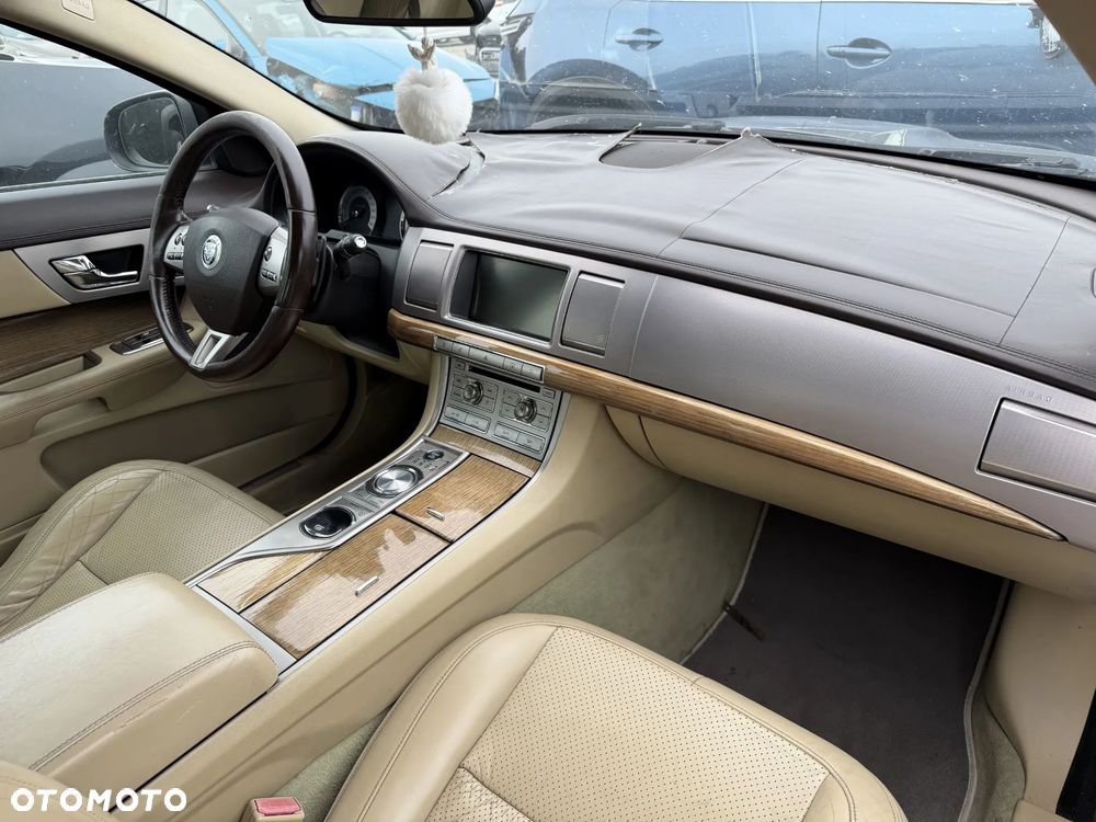 Jaguar XF 2.7 V6 D Premium Luxury - 9