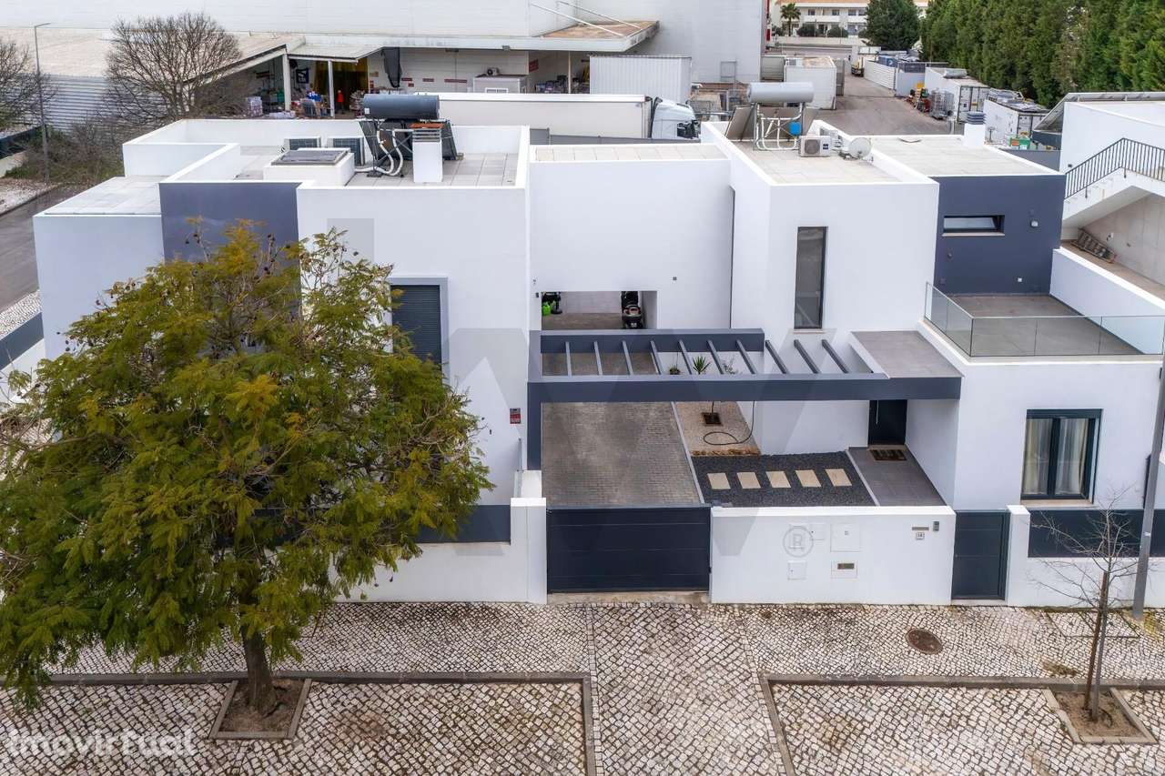 Moradia Moderna com 3 Suites, Logradouro com 246,56 m2 e Localização P - Grande imagem: 3/60