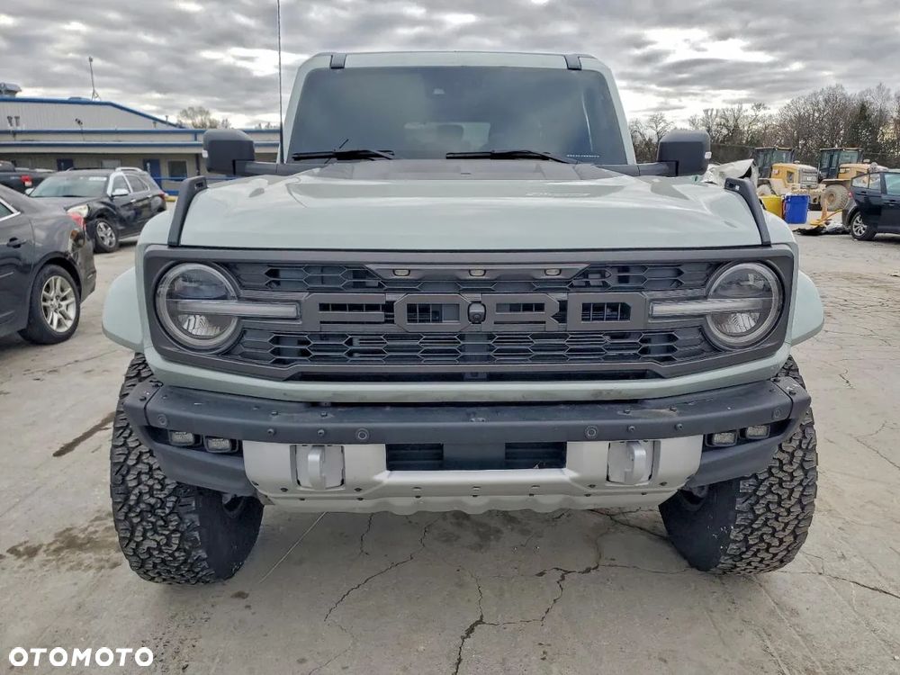 Ford Bronco - 5
