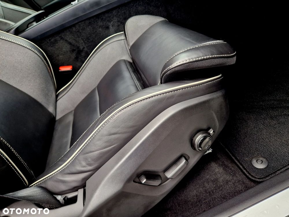 Volvo XC 60 B4 D Plus Dark - 25