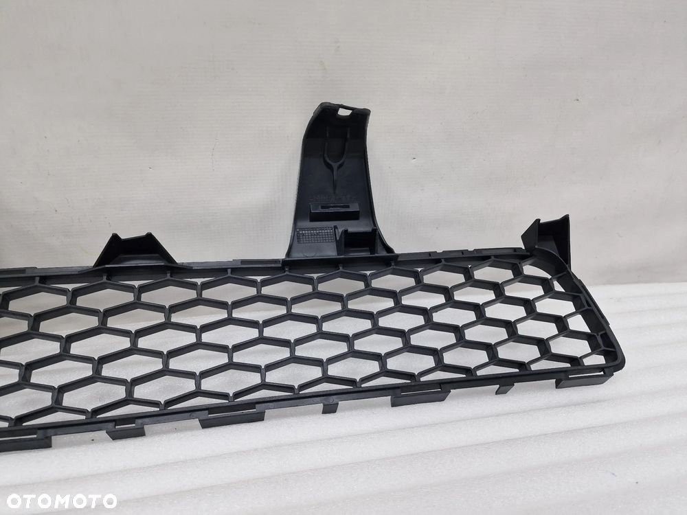 TOYOTA COROLLA VERSO II LIFT 06-08 KRATKA ŚRODKOWA ZDERZAKA PRZEDNIEGO , NR 531120F030  , NR AUKCJI K213 - 7