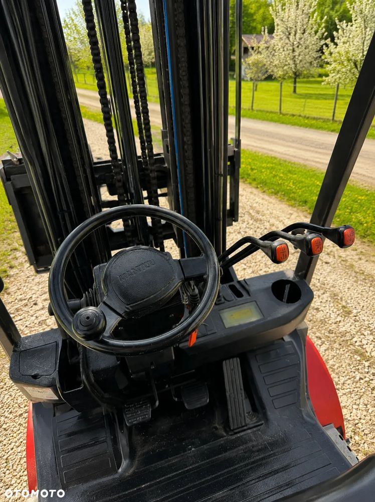 Manitou MI25D Wózek Widłowy 2,5 tony. Posuw Hydrauliczny. Maszt triplex. Wolny skok! Wysokość Podnoszenia 5 metrów. Jak nowy z Salonu. Pochodzi z Norweskiego Gospodarstwa! Aktualne przeglądy DEKRA i serwisy! Opony jak Nowe. Silnik Yanmar. Małe gabarety bardzo zwrotna maszyna! Zero luzów wycieków i zniszczeń. OKAZJA. Pełny ORYGINAŁ! Rok Prod. 2014. Niski przebieg 3300mtg - 13