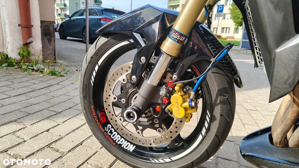 Suzuki GSR - 11