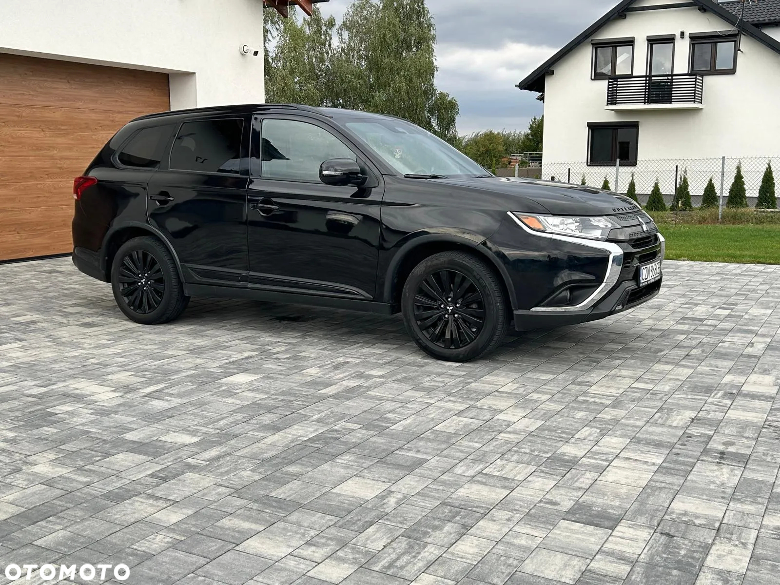 Mitsubishi Outlander - 2