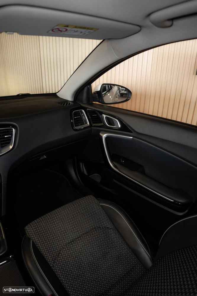Kia Ceed SW 1.6 CRDi MHEV Dynamic - 29
