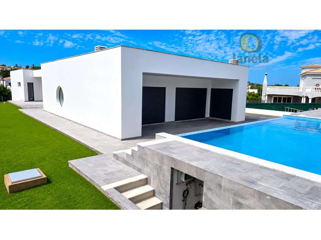 NOVA moradia Contemporânea com piscina overflow - Grande imagem: 2/23