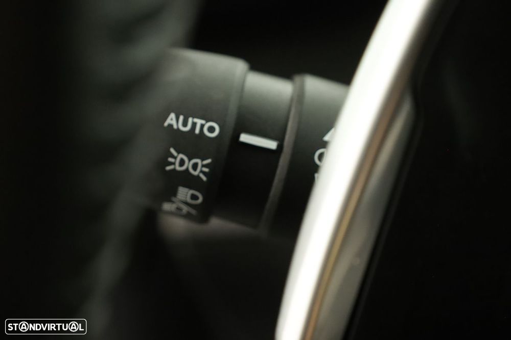 Peugeot 2008 1.2 PureTech Allure EAT8 - 17
