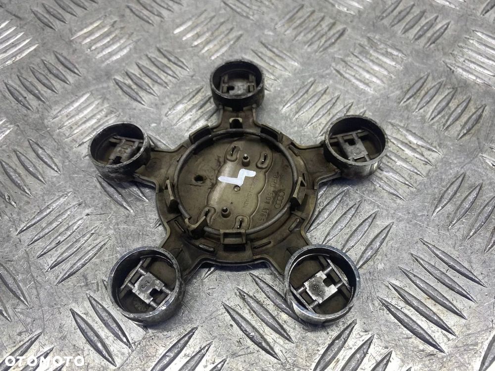 DEKIELEK KOŁPAK EMBLEMAT FELGI AUDI A4 A5 A6 A8 Q5 8R0601165 - 8